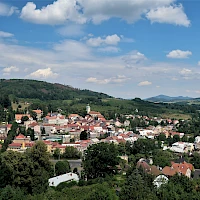 Blick über Benešov n.Pl. (© Vlach Pavel; Wikipedia; CC BY-SA 4.0)