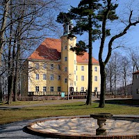 Langburkersdorf castle (© Jörg Blobelt; Wikipedia; CC BY-SA 4.0)