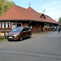 Pohled staniční budovy z ulice (© Gunter Fichte)