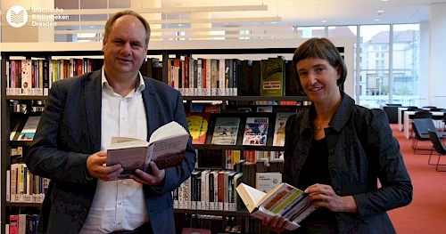 Übergabe der Buchspende durch EEL-Präsident und OB Dirk Hilbert (© Zentralbibliothek Dresden)