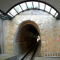 Burgbergtunnel an der unteren Station (© SchiDD; Wikipedia; CC BY-SA 4.0)