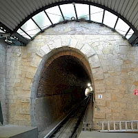 Hradčanský tunel u dolní stanice (© SchiDD; Wikipedia; CC BY-SA 4.0)