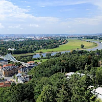Pohled z výhlídkové terasy na Drážďany a labské údolí (© Kora27; Wikipedia; CC BY-SA 4.0)