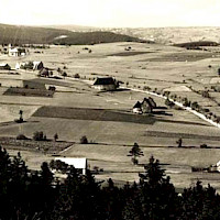 Ansicht des ehemaligen Dorfes (vom Berg Lysá hora), Kapelle oben links