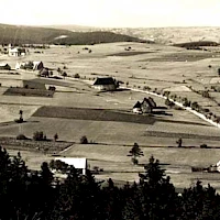 Pohled na bývalou obec (z kopce Lysá hora), kaple vlevo nahoře