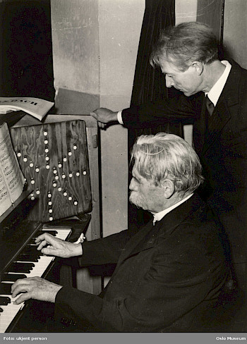 Albert Schweitzer at an organ, ca. 1950 (&copy; Oslo Museum)
