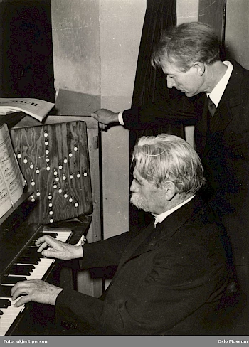 Albert Schweitzer at an organ, ca. 1950 (© Oslo Museum)