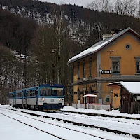 Reisezug der České dráhy (ČD) auf der Fahrt von Most nach Moldava im winterlichen Bahnhof Dubí (© Till Menzer)