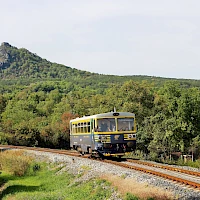 Triebwagen 810 435-8 auf der Zwetschgenbahn unterhalb der Burgruine Košťálov (© Till Menzer)