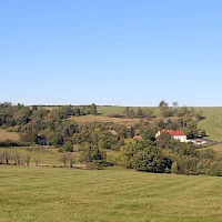 Blick von der Nollendorfer Höhe auf den früheren Ort Nakléřov, rechts das Gasthaus (© Till Menzer)