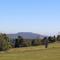 Blick von der Nollendorfer Höhe auf den Schneeberg bei Děčín (© Till Menzer)