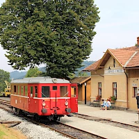 Historischer 'Hurvínek'-Triebwagen im Bahnhof Zubrnice (© Till Menzer)