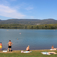 Beach with view to the Ore mountains (© Till Menzer)