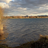 Talsperre Barbora mit Blick zum Böhmischen Mittelgebirge (© MartinVeselka; Wikipedia; CC BY-SA 4.0)