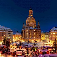 Blick auf den Neumarkt Dresden zur Weihnachtszeit