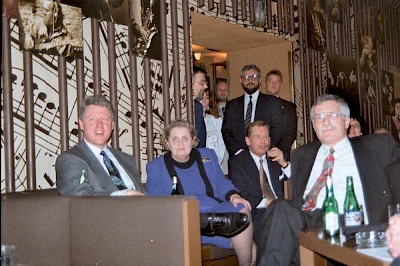Bill Clinton, Madeleine Albright, Václav Havel und Václav Klaus (v.l.) 1994 im Jazzclub Reduta