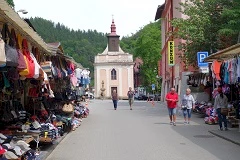 Der Weg zur Kirche in Hřensko wird von Marktbuden gesäumt.