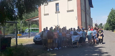 Die Exkursionsteilnehmer am Bahnhof Mikulašovice