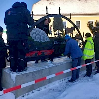 Der Lichterbogen wird mit dem Sockel verschraubt.