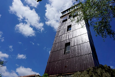 Aussichtsturm auf dem Vlčí hora (Wolfsberg)