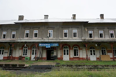 Budova n&aacute;draž&iacute; v roce 2021, kdy se pr&aacute;vě větralo.