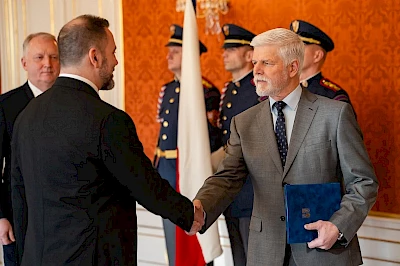 Pr&auml;sident Pavel &uuml;bergibt Igor Červen&yacute; die Ernennungsurkunde als Umweltminister.