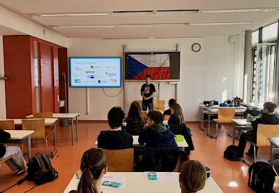 Till Menzer von Czech In! macht Sch&uuml;lern vom Vitzthum-Gymnasium in Dresden Lust auf Tschechien.