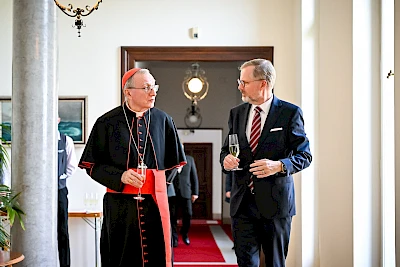 Kardinal Pietro Parolin und Premier Fiala sto&szlig;en an nach Unterzeichnung des Konkordats am 24.10.2024 in Prag