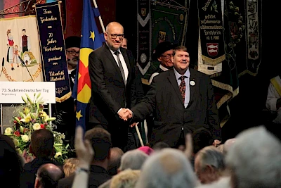 2023 dankte Bernd Posselt (r.) Mikul&aacute;&scaron; Bek f&uuml;r die erste Rede eines tschechischen Ministers beim Sudetendeutschen Tag