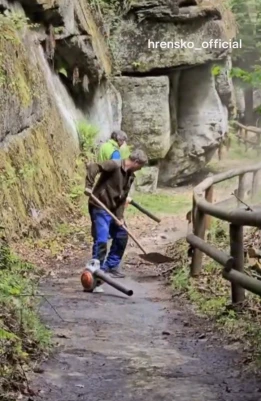 Der Wald wird schon mal gefegt in der Edmundsklamm.