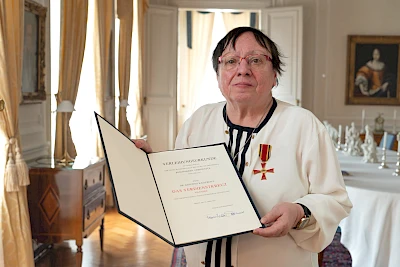 Kristina Kaiserov&aacute; mit dem Bundesverdienstkreuz in der Deutschen Botschaft in Prag