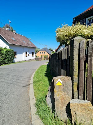 Ein gelbes Dreieck markiert den neuen Weg